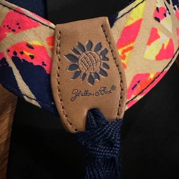 Yellow Box tropical pattern flip flops - Picture 5 of 7